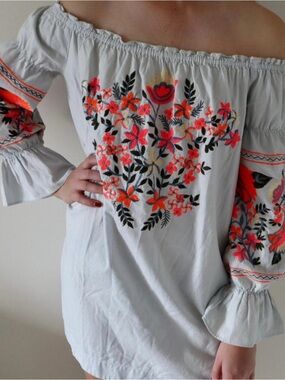 Free People Women Light Gray Off-Shoulder Top with Neon Coral Accent Size Small